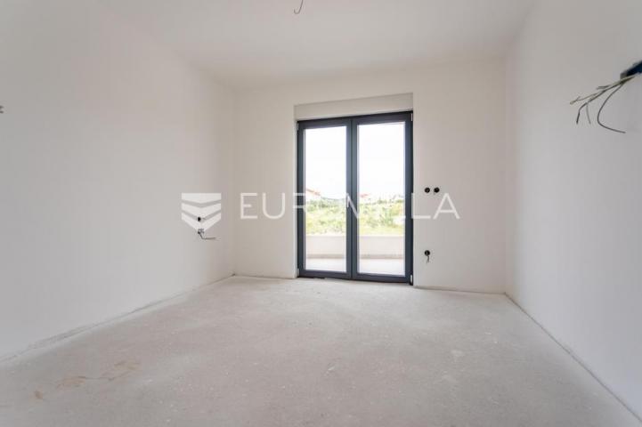 Vodice, prostran trosoban stan, 172,73 m²