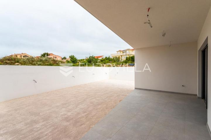 Vodice, prostran trosoban stan, 172,73 m²