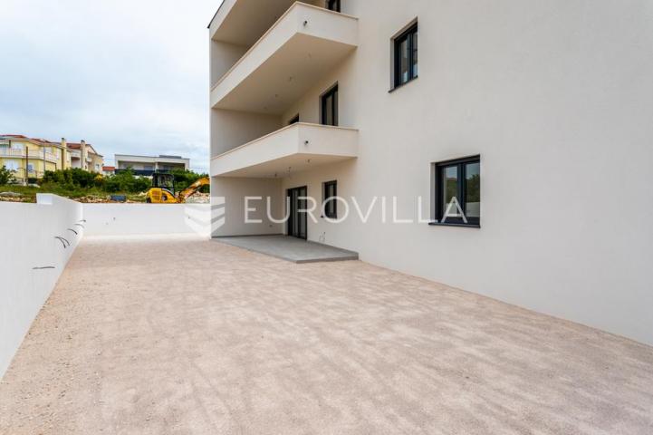Vodice, prostran trosoban stan, 172,73 m²