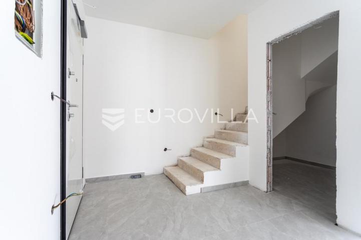 Vodice, prostran trosoban stan, 172,73 m²