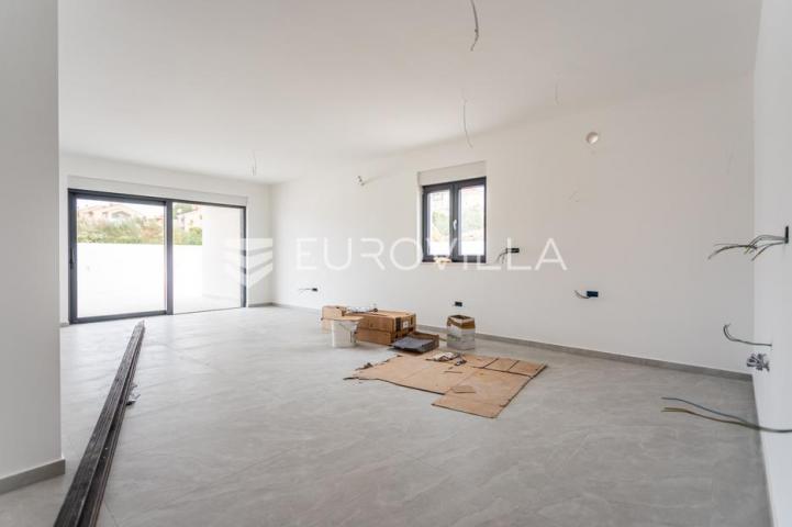 Vodice, prostran trosoban stan, 172,73 m²