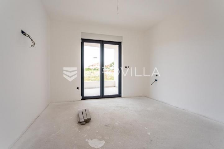 Vodice, prostran trosoban stan, 172,73 m²
