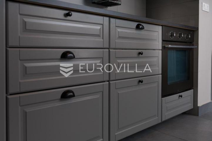 Crikvenica, Dramalj, moderan trosoban apartman s jacuzzijem, vrtom, bazenom i pogledom na more