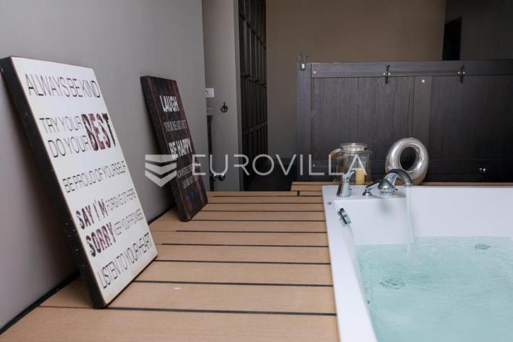 Crikvenica, Dramalj, moderan trosoban apartman s jacuzzijem, vrtom, bazenom i pogledom na more