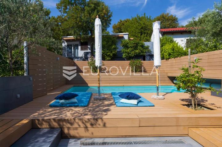 Crikvenica, Dramalj, moderan trosoban apartman s jacuzzijem, vrtom, bazenom i pogledom na more
