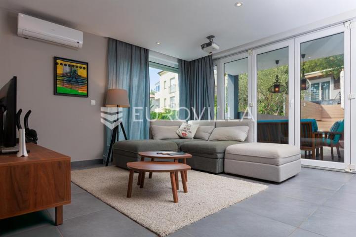 Crikvenica, Dramalj, moderan trosoban apartman s jacuzzijem, vrtom, bazenom i pogledom na more