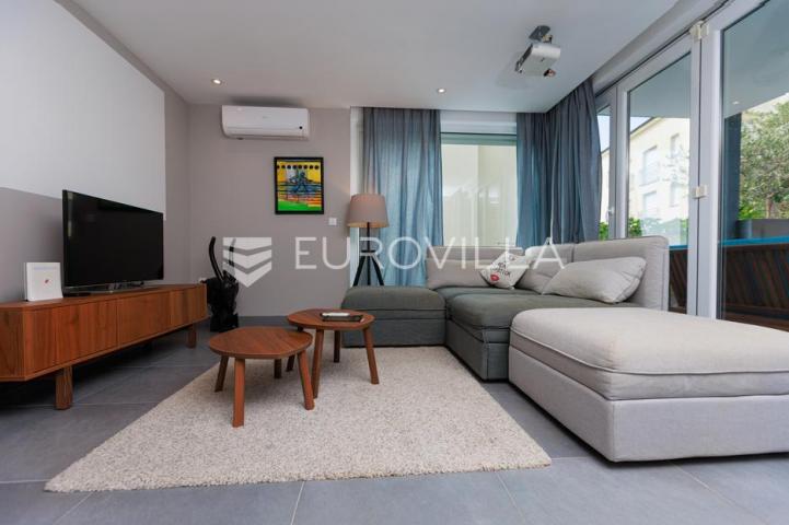 Crikvenica, Dramalj, moderan trosoban apartman s jacuzzijem, vrtom, bazenom i pogledom na more