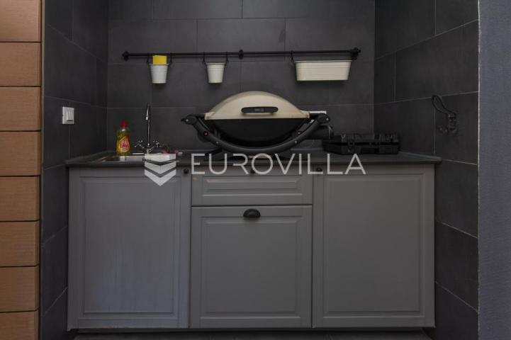 Crikvenica, Dramalj, moderan trosoban apartman s jacuzzijem, vrtom, bazenom i pogledom na more