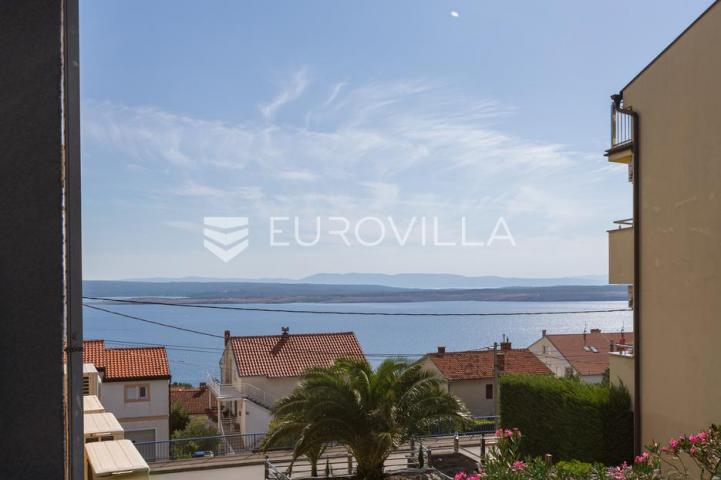 Crikvenica, Dramalj, moderan trosoban apartman s jacuzzijem, vrtom, bazenom i pogledom na more