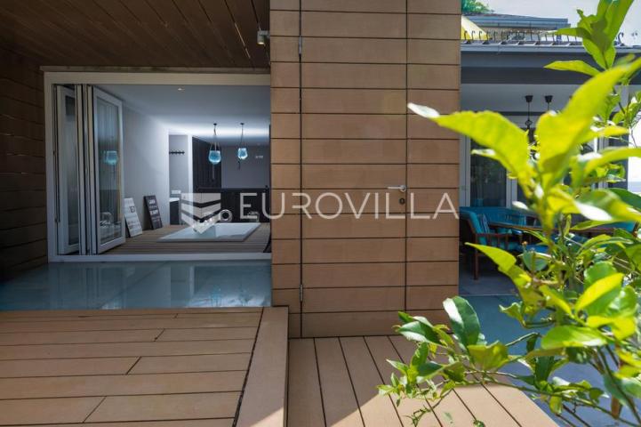 Crikvenica, Dramalj, moderan trosoban apartman s jacuzzijem, vrtom, bazenom i pogledom na more