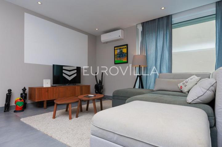 Crikvenica, Dramalj, moderan trosoban apartman s jacuzzijem, vrtom, bazenom i pogledom na more