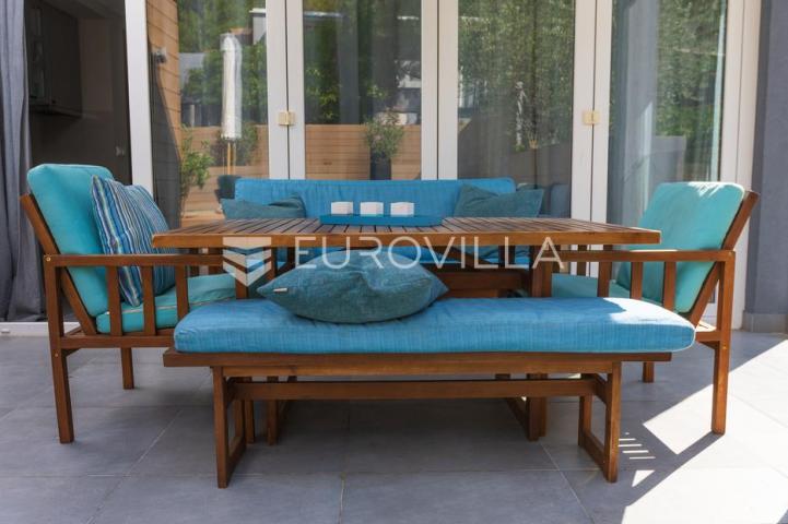 Crikvenica, Dramalj, moderan trosoban apartman s jacuzzijem, vrtom, bazenom i pogledom na more