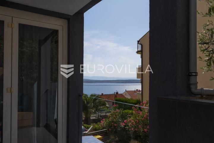 Crikvenica, Dramalj, moderan trosoban apartman s jacuzzijem, vrtom, bazenom i pogledom na more