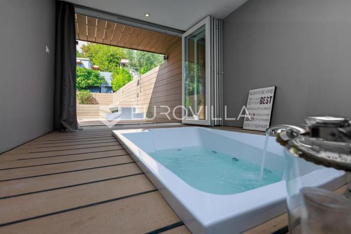 Crikvenica, Dramalj, moderan trosoban apartman s jacuzzijem, vrtom, bazenom i pogledom na more