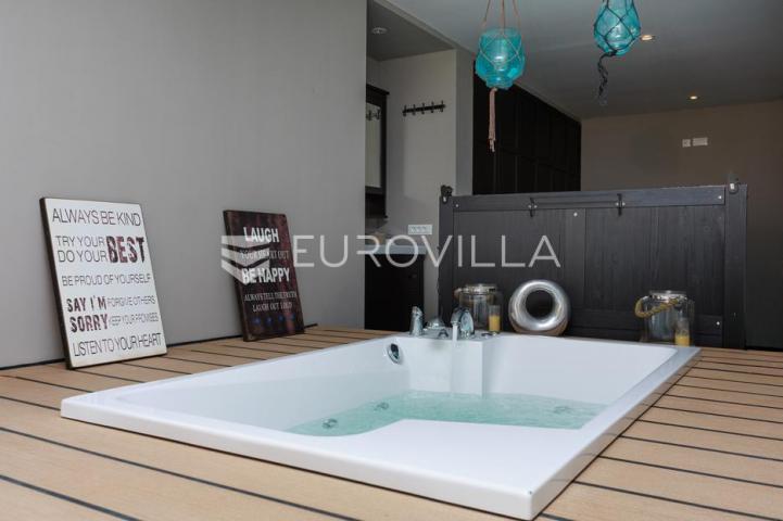 Crikvenica, Dramalj, moderan trosoban apartman s jacuzzijem, vrtom, bazenom i pogledom na more