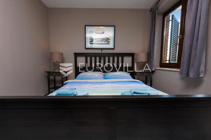 Crikvenica, Dramalj, moderan trosoban apartman s jacuzzijem, vrtom, bazenom i pogledom na more