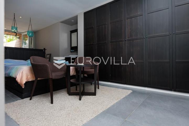 Crikvenica, Dramalj, moderan trosoban apartman s jacuzzijem, vrtom, bazenom i pogledom na more
