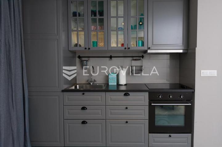 Crikvenica, Dramalj, moderan trosoban apartman s jacuzzijem, vrtom, bazenom i pogledom na more