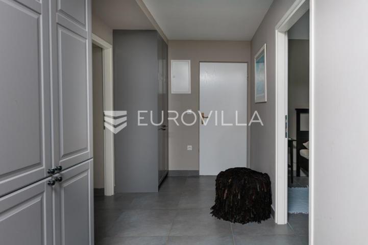 Crikvenica, Dramalj, moderan trosoban apartman s jacuzzijem, vrtom, bazenom i pogledom na more