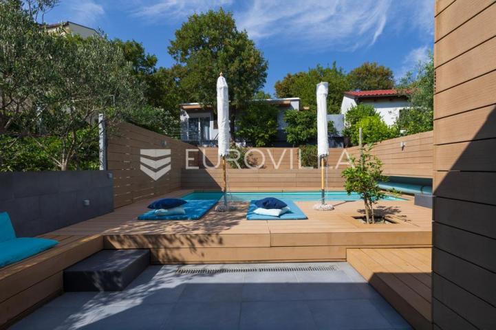 Crikvenica, Dramalj, moderan trosoban apartman s jacuzzijem, vrtom, bazenom i pogledom na more