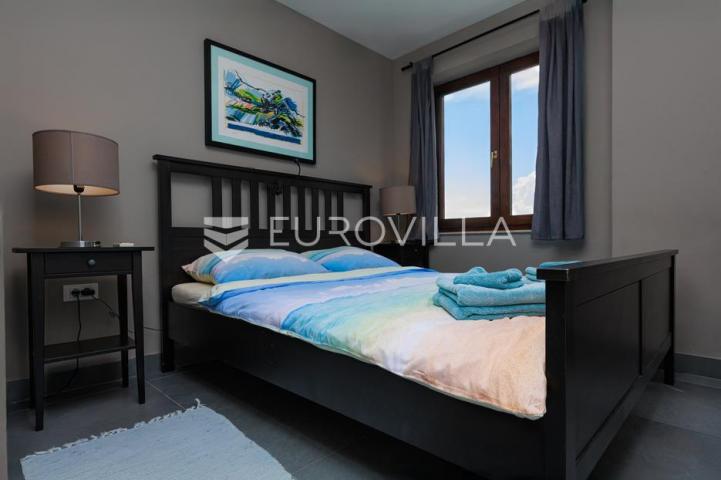 Crikvenica, Dramalj, moderan trosoban apartman s jacuzzijem, vrtom, bazenom i pogledom na more
