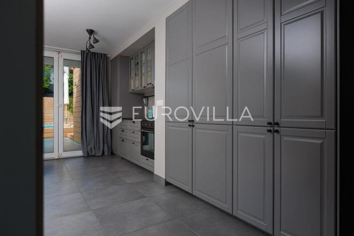 Crikvenica, Dramalj, moderan trosoban apartman s jacuzzijem, vrtom, bazenom i pogledom na more