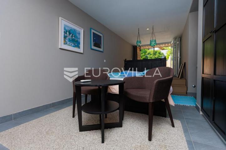 Crikvenica, Dramalj, moderan trosoban apartman s jacuzzijem, vrtom, bazenom i pogledom na more