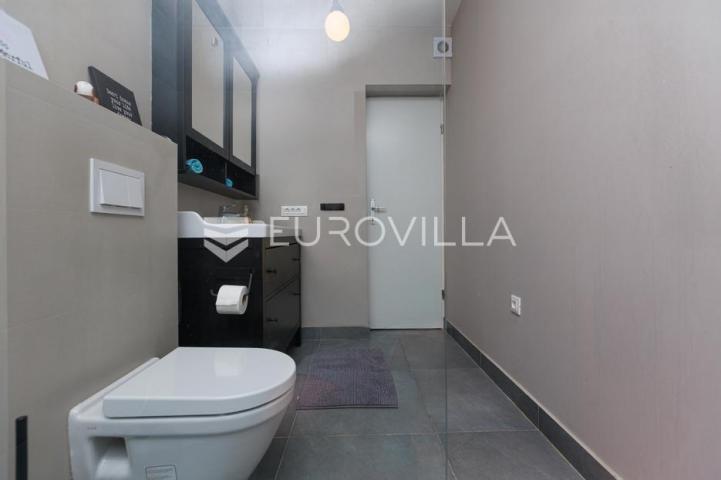 Crikvenica, Dramalj, moderan trosoban apartman s jacuzzijem, vrtom, bazenom i pogledom na more