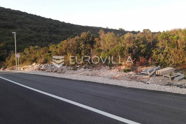 Maslinica, Šipova, poljoprivredno zemljište površine 9860 m². 