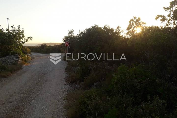 Maslinica, Šipova, poljoprivredno zemljište površine 9860 m². 