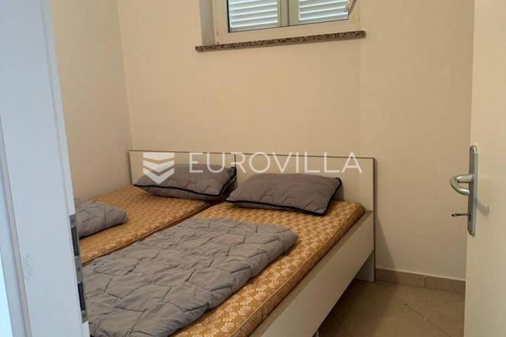 Istra, Barbariga, trosoban stan 50 m² u podrumskom dijelu stambene zgrade, pogled more