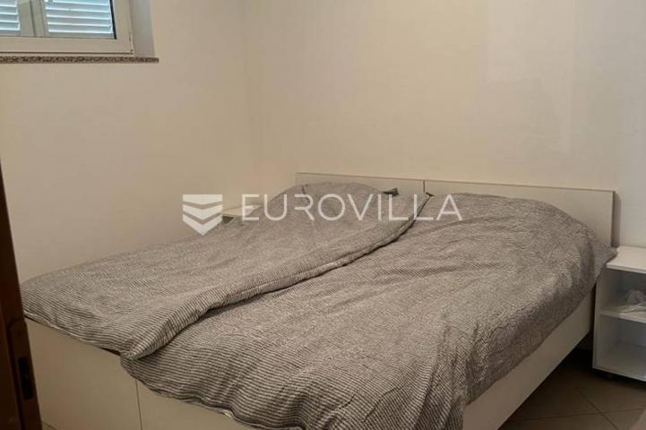 Istra, Barbariga, trosoban stan 50 m² u podrumskom dijelu stambene zgrade, pogled more