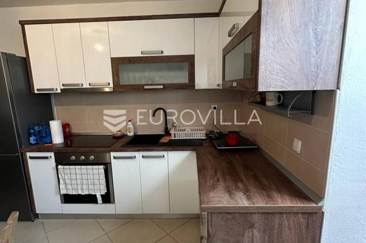 Istra, Barbariga, trosoban stan 50 m² u podrumskom dijelu stambene zgrade, pogled more