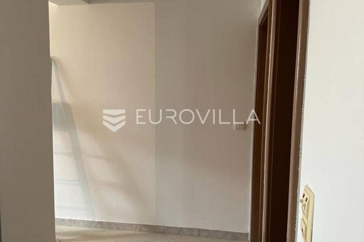Istra, Barbariga, trosoban stan 50 m² u podrumskom dijelu stambene zgrade, pogled more