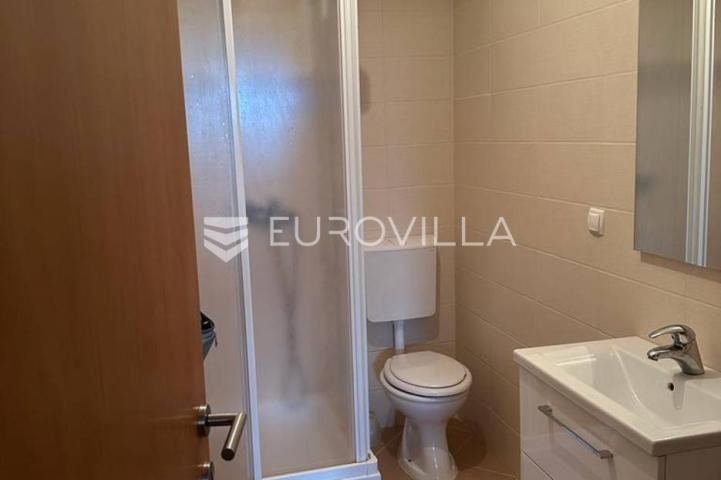 Istra, Barbariga, trosoban stan 50 m² u podrumskom dijelu stambene zgrade, pogled more
