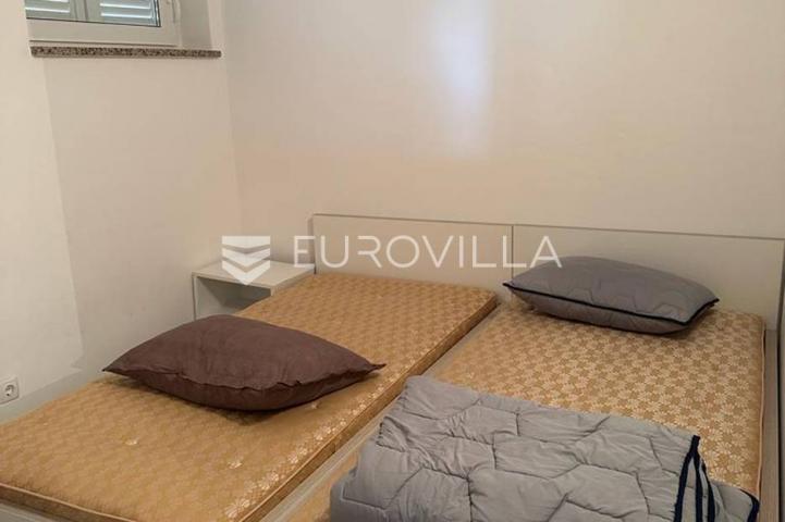 Istra, Barbariga, trosoban stan 50 m² u podrumskom dijelu stambene zgrade, pogled more
