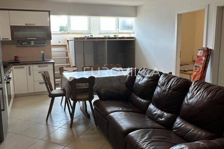 Istra, Barbariga, trosoban stan 50 m² u podrumskom dijelu stambene zgrade, pogled more