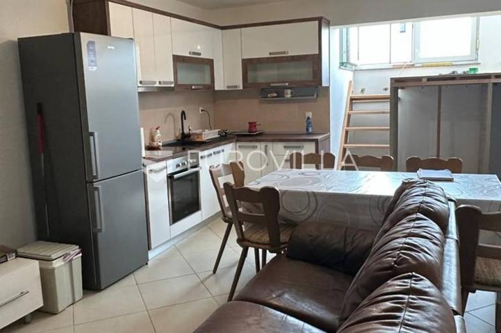 Istra, Barbariga, trosoban stan 50 m² u podrumskom dijelu stambene zgrade, pogled more
