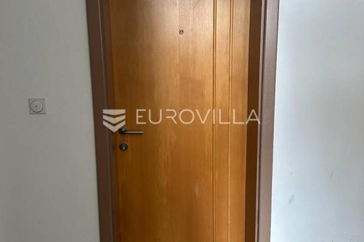 Istra, Barbariga, trosoban stan 50 m² u podrumskom dijelu stambene zgrade, pogled more