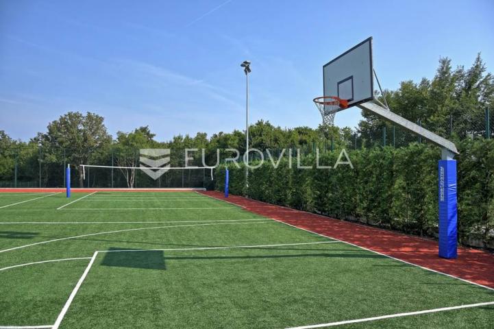 Istra, Kanfanar, kamena vila s bazenom i sportskim terenima