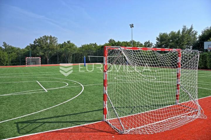 Istra, Kanfanar, kamena vila s bazenom i sportskim terenima