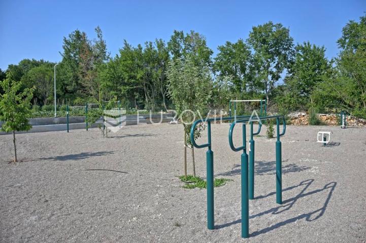 Istra, Kanfanar, kamena vila s bazenom i sportskim terenima