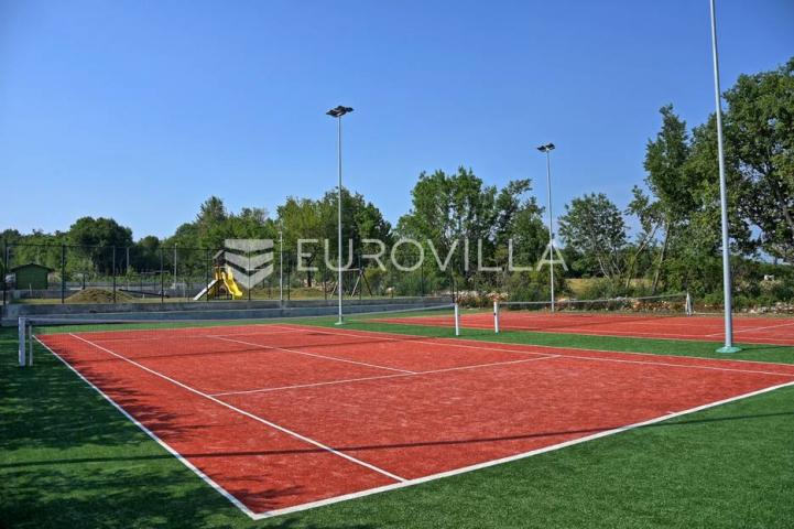Istra, Kanfanar, kamena vila s bazenom i sportskim terenima