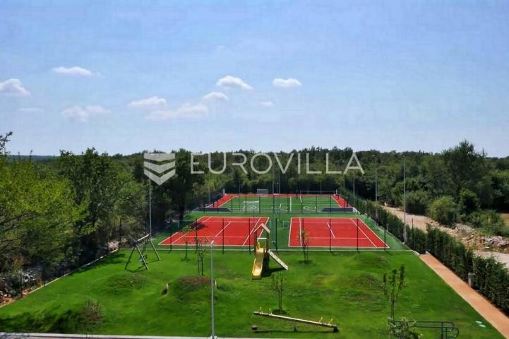 Istra, Kanfanar, kamena vila s bazenom i sportskim terenima