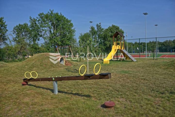 Istra, Kanfanar, kamena vila s bazenom i sportskim terenima