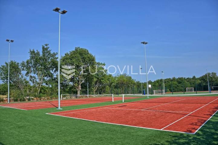 Istra, Kanfanar, kamena vila s bazenom i sportskim terenima