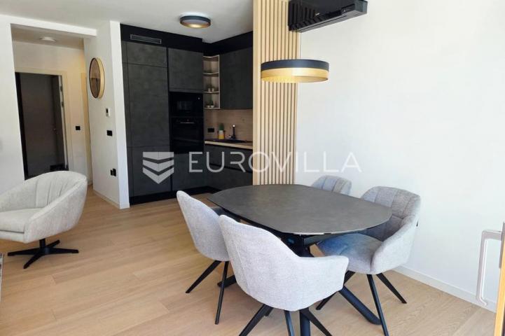 Rijeka, Kantrida, četverosoban stan neto korisne površine 128 m² s bazenom i pogledom na more