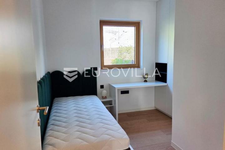 Rijeka, Kantrida, četverosoban stan neto korisne površine 128 m² s bazenom i pogledom na more