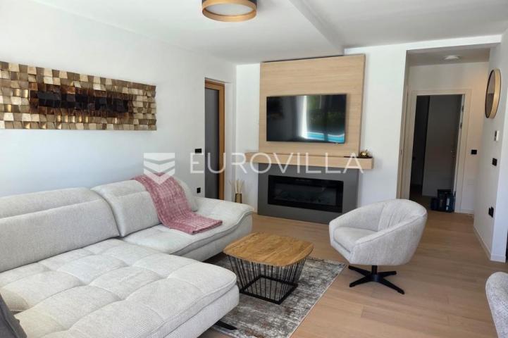 Rijeka, Kantrida, četverosoban stan neto korisne površine 128 m² s bazenom i pogledom na more