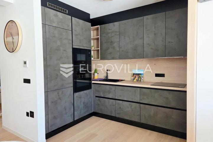 Rijeka, Kantrida, četverosoban stan neto korisne površine 128 m² s bazenom i pogledom na more